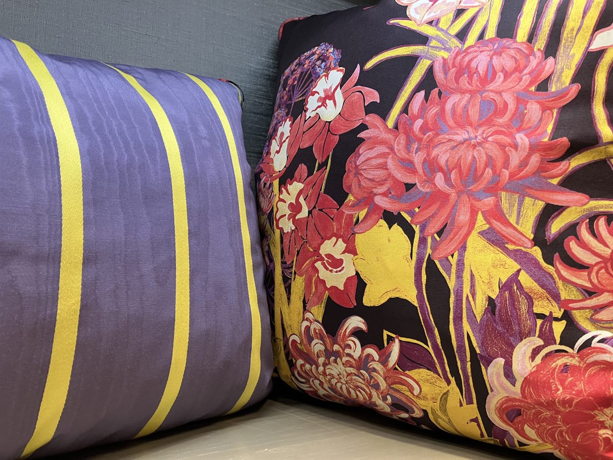 Coussins en soie unie et grand imprimé floral