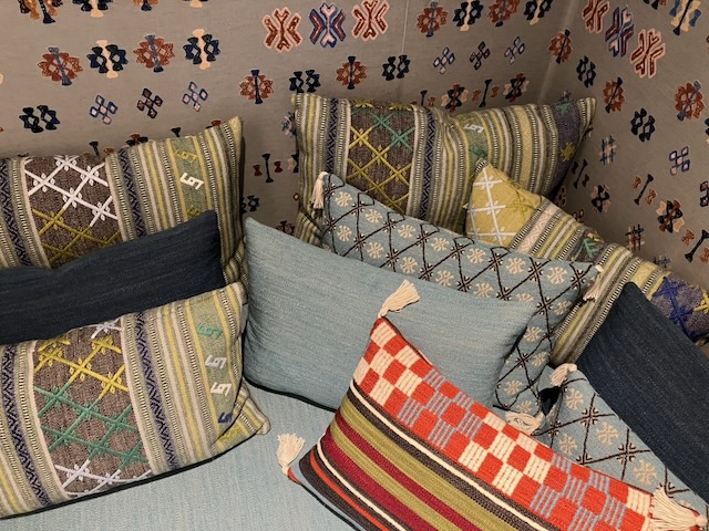 Coussins kilim et rayés sur une banquette