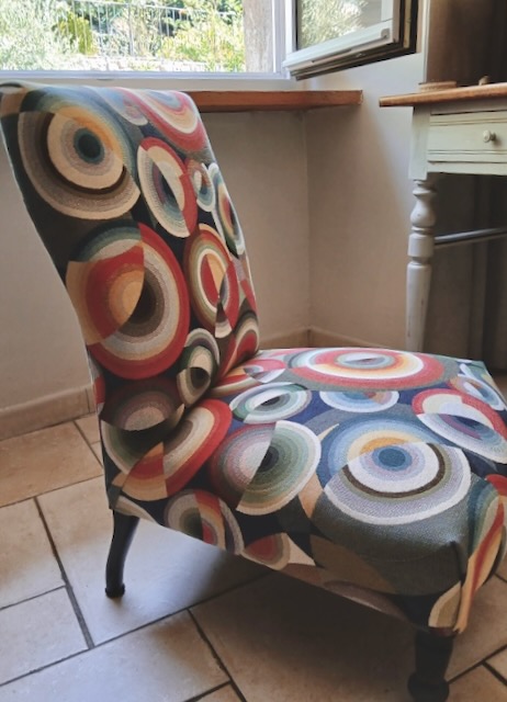 Chaise regarnie d'un tissu à cercles colorés
