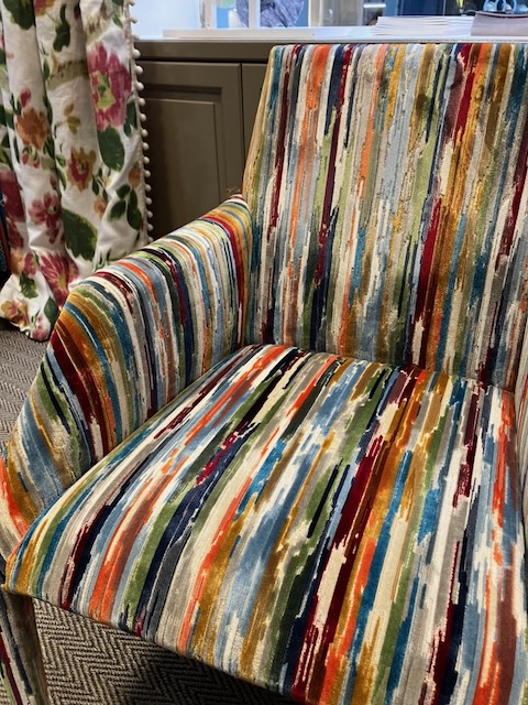Fauteuil regarni d'un tissu rayé multicolore