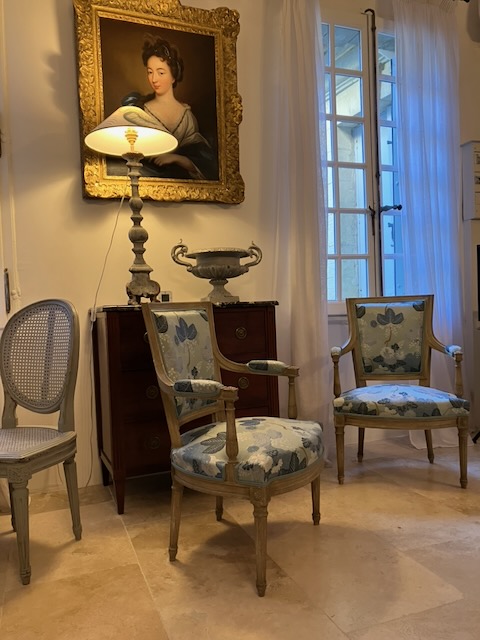 Fauteuils Louis XVI regarnis dans un salon