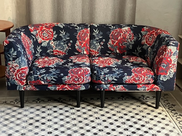 Canapé recouvert d'un tissu fleuri bleu nuit
