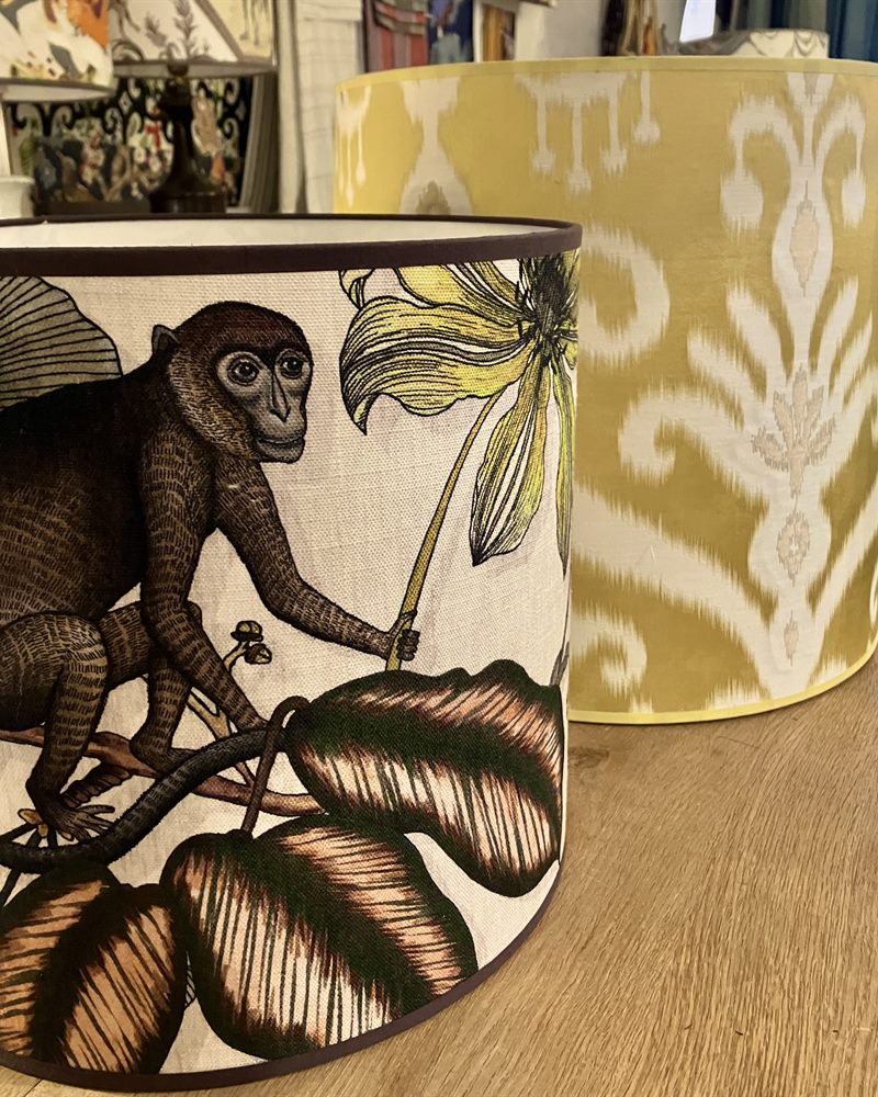 Abat-jour à décor de singe et abat-jour ikat