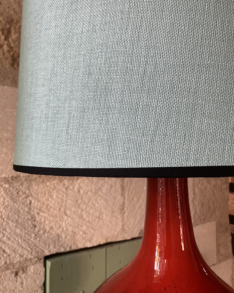 Abat-jour uni sur un pied de lampe rouge