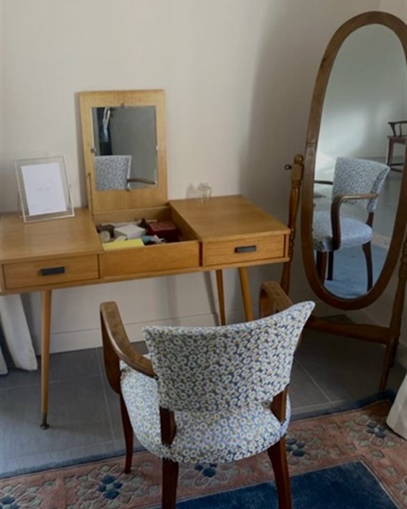 Coiffeuse et chaise habillée d'un tissu à marguerites