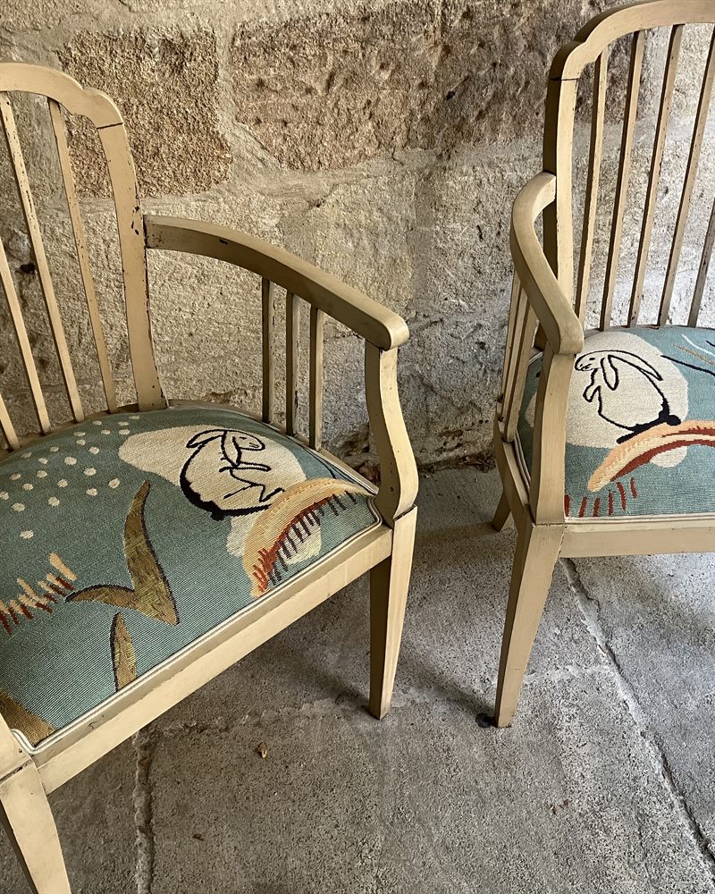 Paire de fauteuils regarnis d'un imprimé bleu