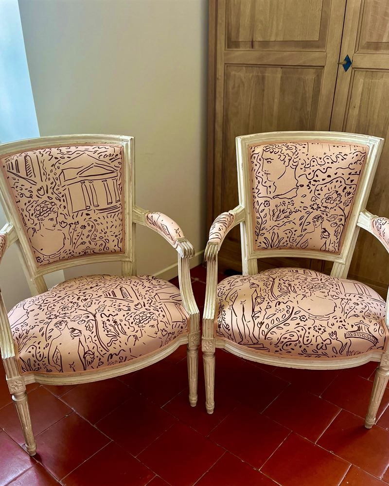 Paire de fauteuils Louis XVI regarnis de rose