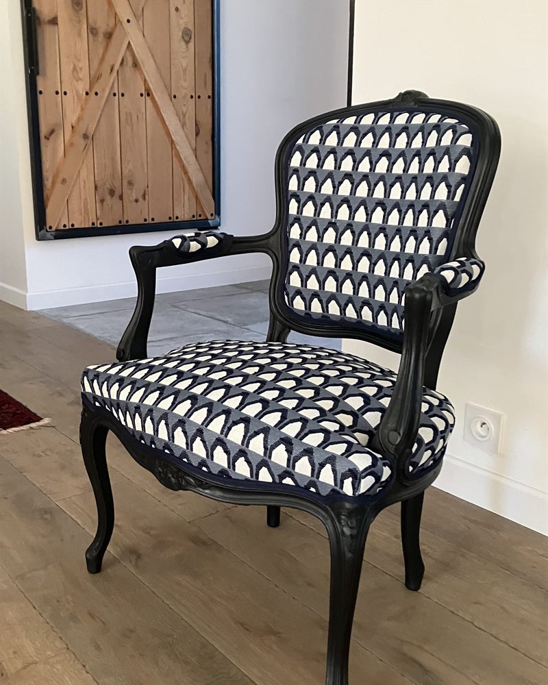 Fauteuil laqué noir, tissu graphique noir et blanc