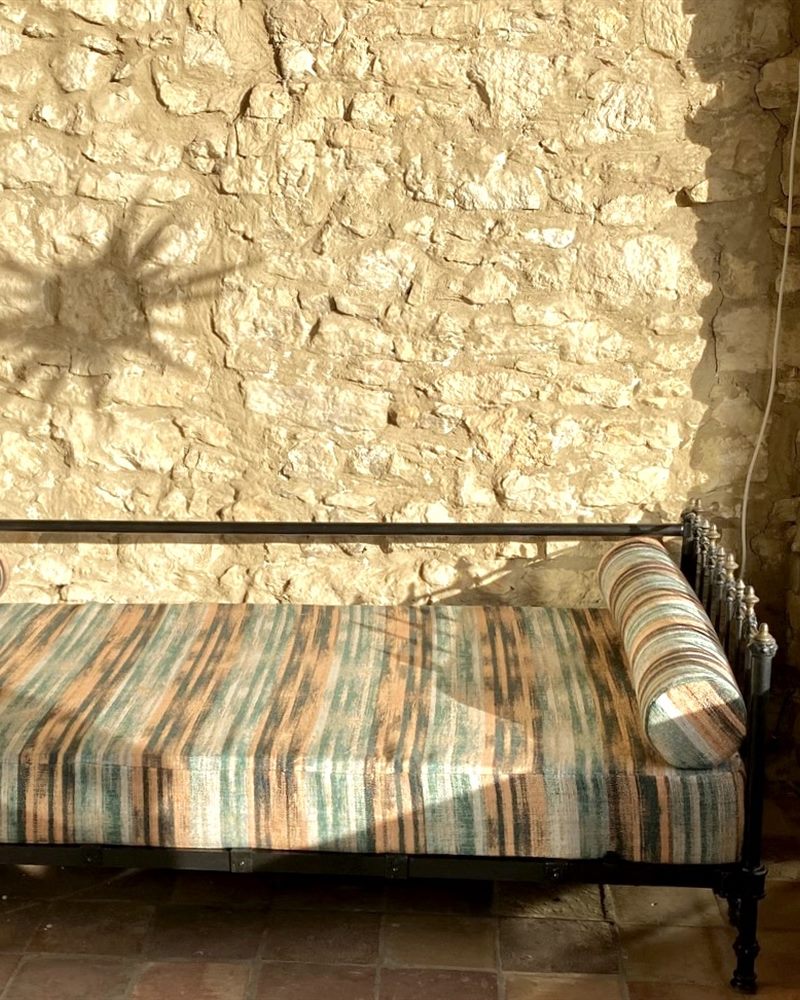 Banquette de jardin en fer forgé, matelas rayé