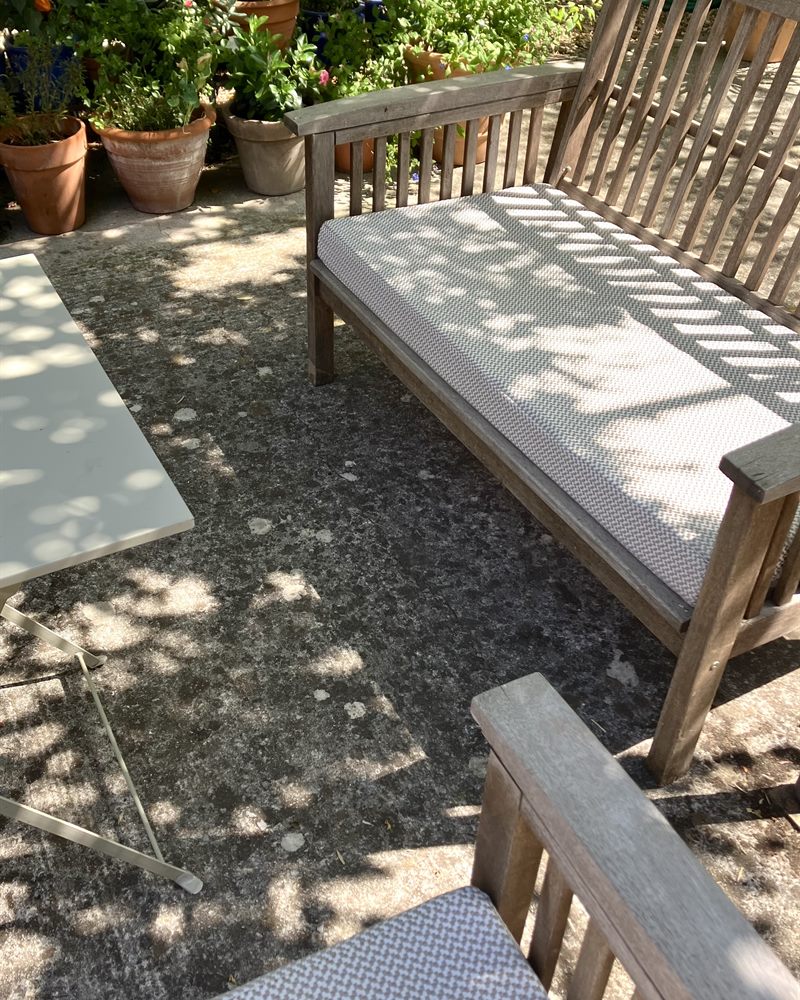 Banquette d'extérieur en teck, coussin sur mesure