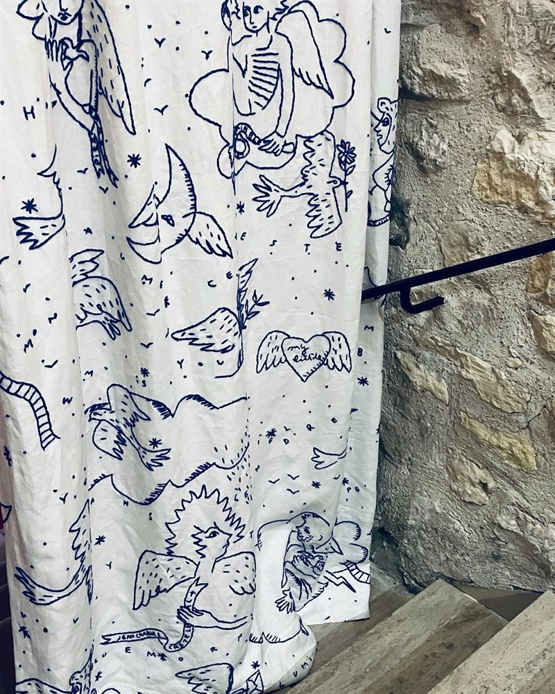 Rideau en lin brodé main, décor d'anges