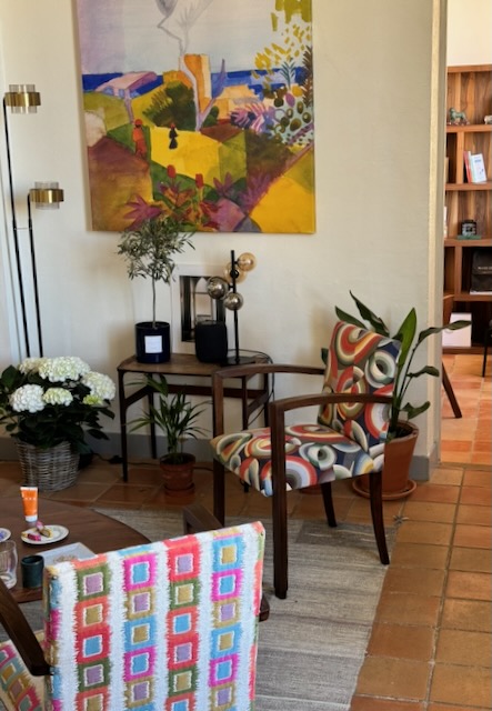 Salon décoré à Uzès, fauteuils regarnis de tissus d'éditeurs