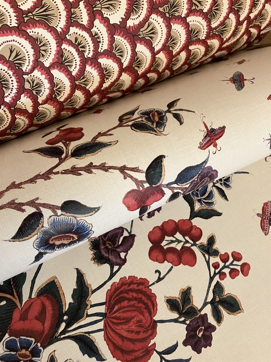 Tissus imprimés à décor floral rouge et bleu