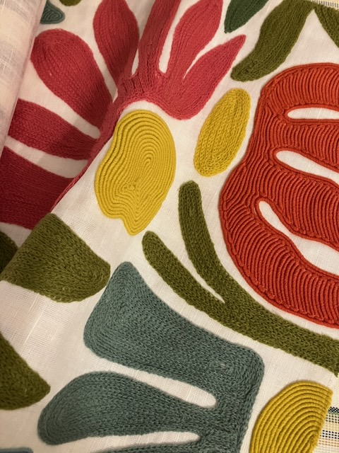 Broderie appliquée à motif floral sur fond écru