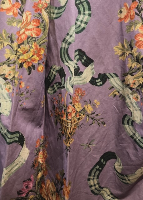 Tissu imprimé mauve à rubans et bouquets