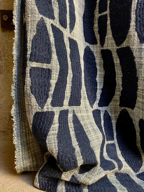 Tissé bleu nuit à grand motif graphique