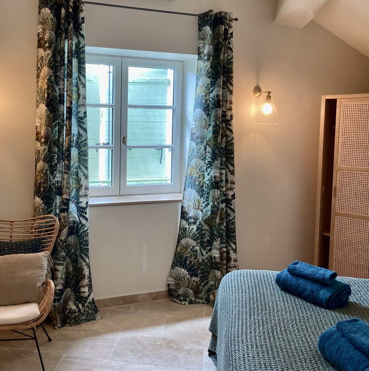 Chambre habillée de rideaux sur mesure à motif végétal