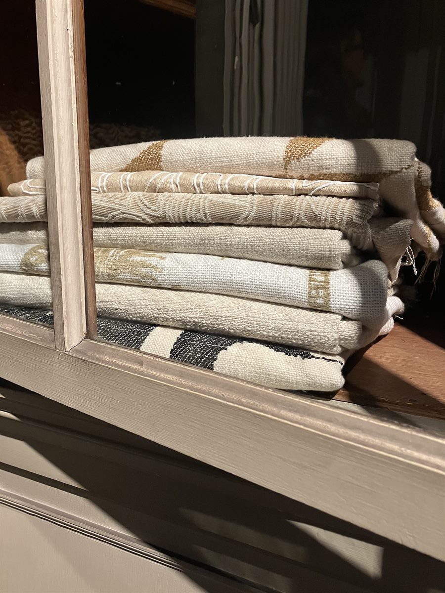 Toiles de lin écrues pliées au showroom