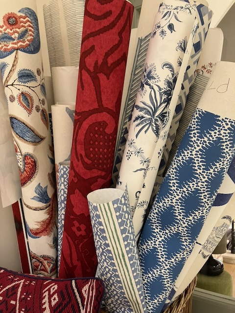 Rouleaux de papiers peints, motifs rouges et bleus