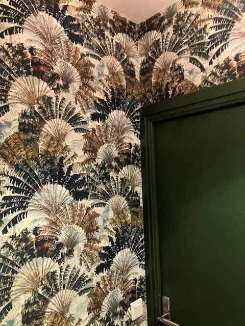 Papier peint à décor de palmes posé dans une pièce