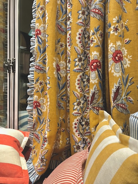 Rideaux jaunes à motif indien et coussins accordés