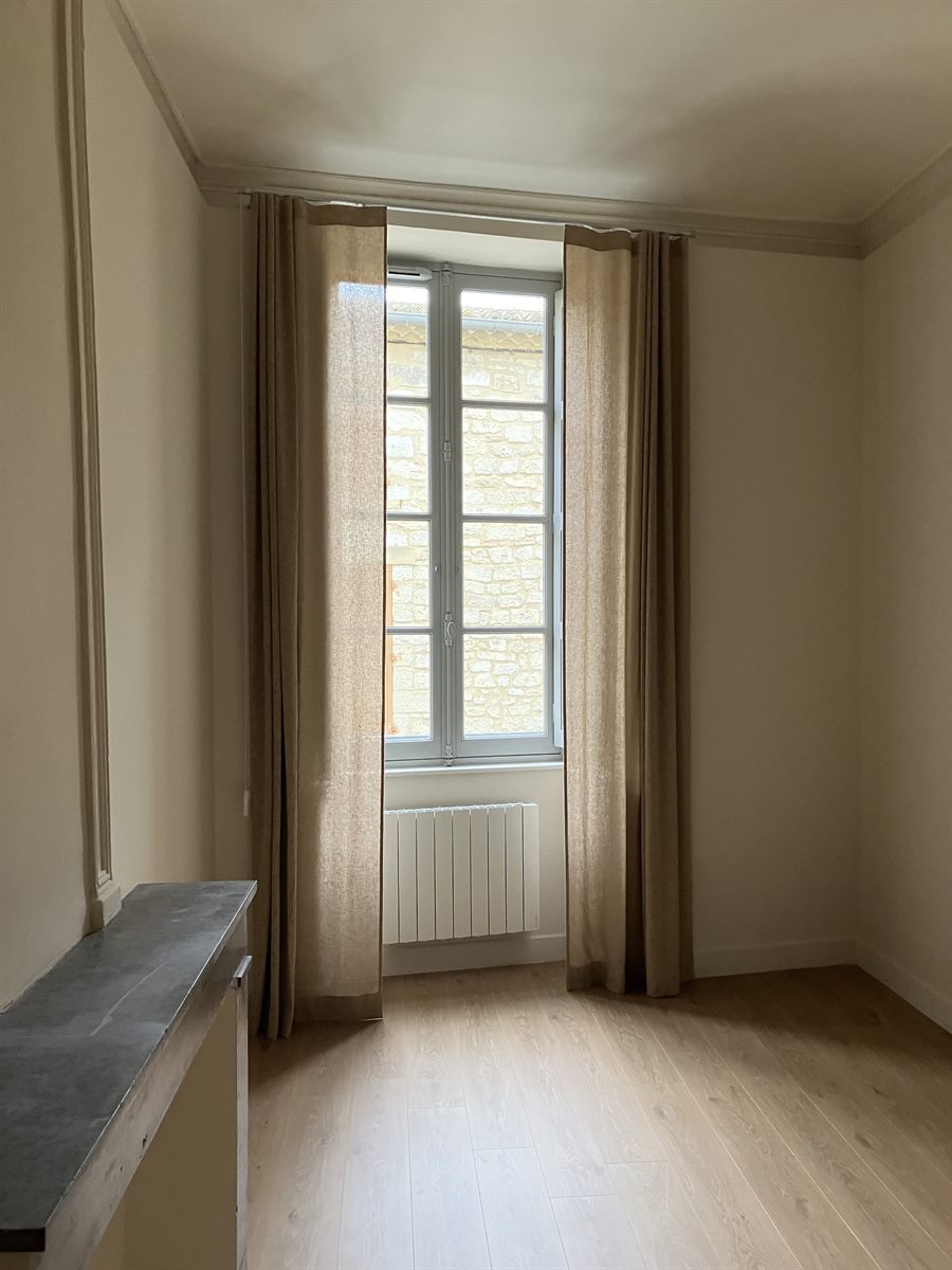Rideaux à plis devant une fenêtre ancienne